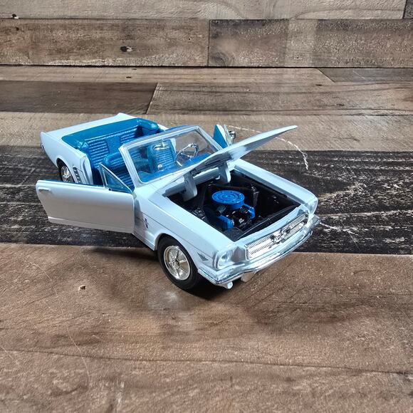 1964 Ford Mustang Convertible 1:24 Scale Diecast Car - Picture 5 of 9